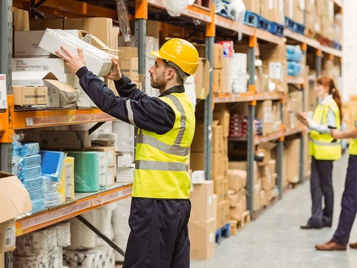 Kho logistics hiện đại với container